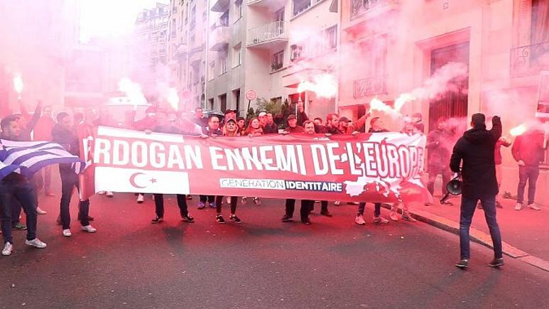 Paris’te “Erdoğan Avrupa’nın düşmanı” pankartı açan Fransızlara 24 saat gözaltı