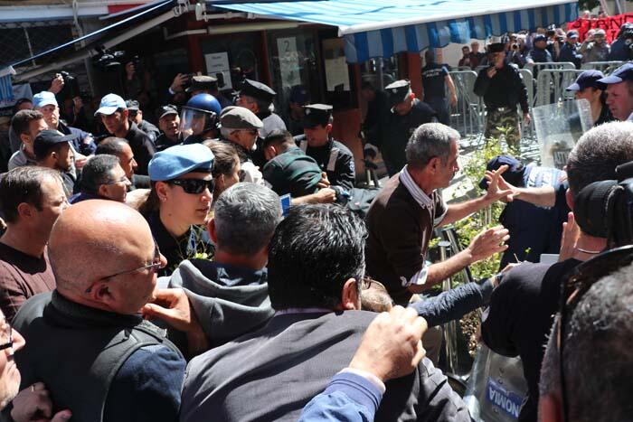 Kapıları kapatan Rum kesimine protesto